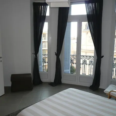 2 Pieces, Centre Ville, 50 Metres Plages Et Mer. Apartment